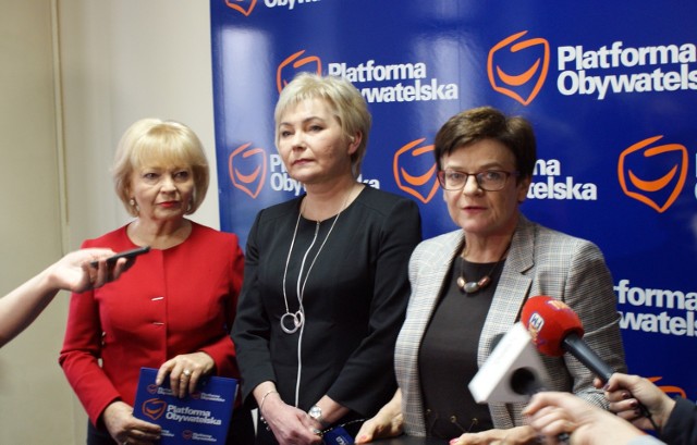 Danuta Pietraszewska z Aleksandrą Skowronek i Krystyną Szumilas podczas poniedziałkowej konferencji