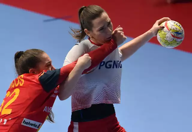 Nasza prawa rozgrywająca Monika Kobylińska z Brest Bretagne Handball zaciekle walczyła w zwycięskim meczu z Hiszpankami