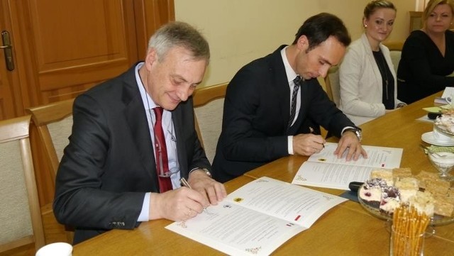 Burmistrzowie obu miast podczas podpisywania porozumienia.
