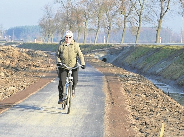 Droga rowerowa z Lubszy do Michałowic nie jest jeszcze gotowa, ale z fragmentów już korzystają rowerzyści.