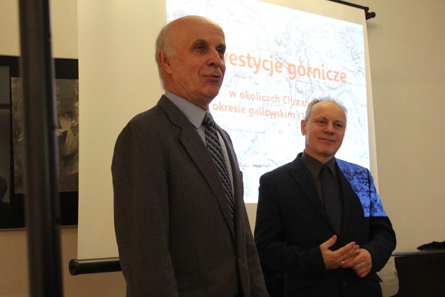 Leszek Morawiecki (po lewej) przekazał zabytkową kolekcję dokumentów z kopalni „Matylda” na ręce Zbigniewa Mazura