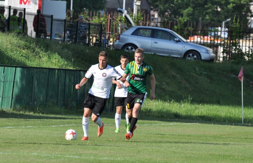 2. liga. Jak piłkarze Garbarni Kraków pokonali na własnym boisku lidera tabeli GKS 1962 Jastrzębie [ZDJĘCIA]