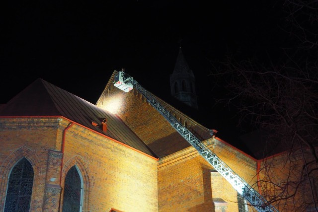 Strażacy usunęli fragment blachy z dachu kościoła w Stromcu, który zagrażał przechodniom.