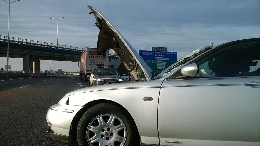 Wypadek przy AOW. Auto osobowe zderzyło się z tirem (FILM Z WYPADKU, ZDJĘCIA)