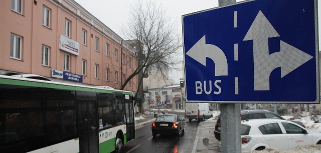 Buspas na ulicy Białówny