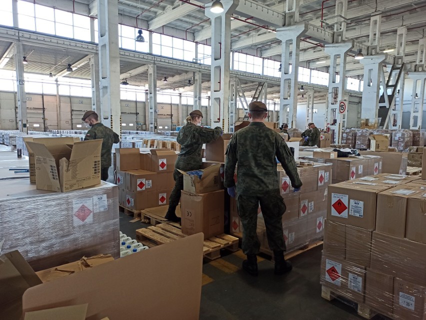 Żołnierze WOT ze Zgierza przygotowują paczki dla szpitali, przychodni i aptek ZDJĘCIA