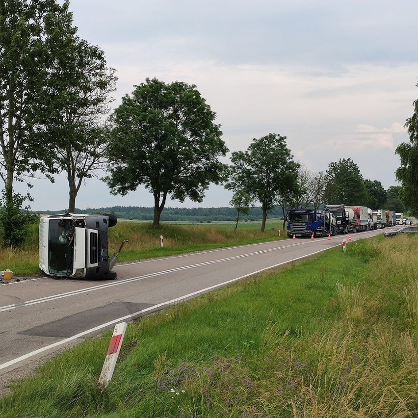 Wyrzyki. Wypadek na DK 64 na trasie Bożejewo - Łomża. Zderzyły się trzy pojazdy. Droga jest zablokowana