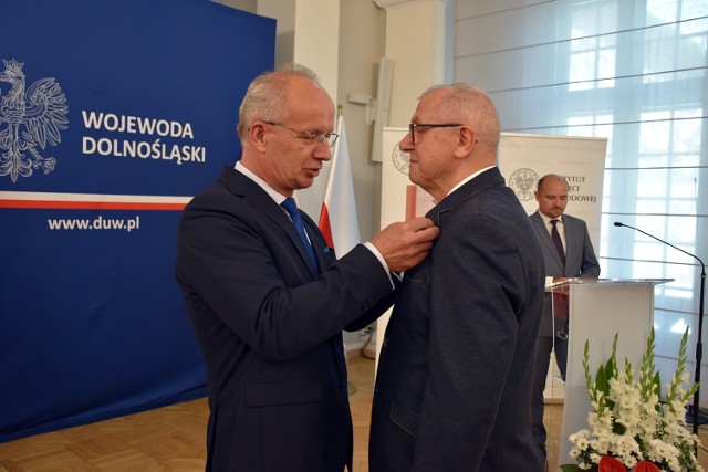 Odznaczenia państwowe wręczył w imieniu Prezydenta RP dr hab. Krzysztof Szwagrzyk, wiceprezes IPN.