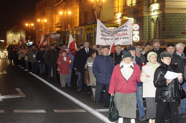 Uczestnicy marszu na ulicy Jagielonskiej.