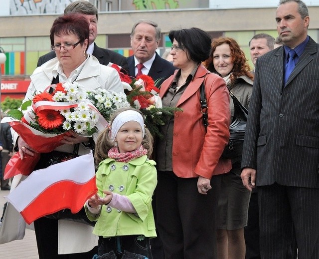 Główne miejskie obchody 220. rocznicy uchwalenia Konstytucji Trzeciego Maja miały miejsce na placu Bartosza Gło-wackiego w Tarnobrzegu. Dorośli składali wieńce, a najmłodsi mieszkańcy naszego miasta przyszli na uroczystości z biało-czerwonymi chorągiewkami.