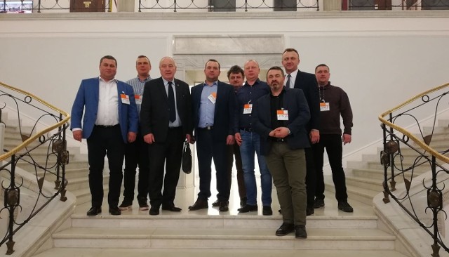 Sadownicy, przedsiębiorcy i przetwórcy wraz ze starostą sandomierskim Marcinem Piwnikiem oraz posłem Kazimierzem Kotowskim w Sejmie.