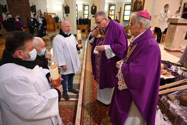 W parafii pod wezwaniem świętego Maksymiliana Marii Kolbego w Kielcach ksiądz biskup Marian Florczyk dokonał w niedzielę uroczystego wprowadzenia relikwii świętego Andrzeja Boboli.