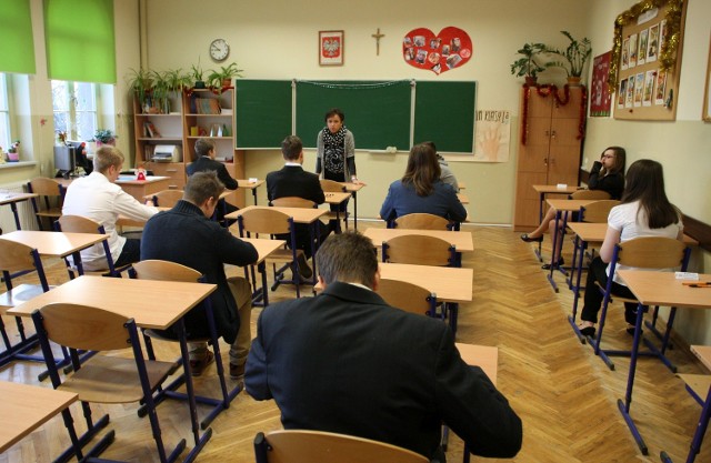 Język polski, historia, wos - te przedmioty zdają dziś gimnazjaliści na egazminie.