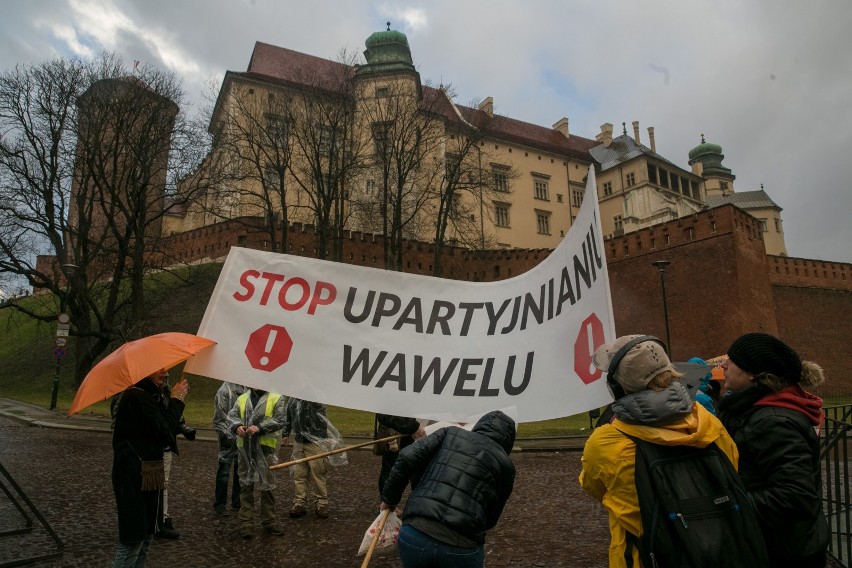 Protest przeciwko upolitycznieniu Wawelu