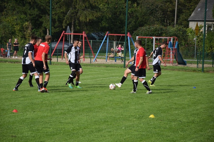 Piłka nożna. Niedzielne derby powiatu dla Postępu Łaziska. Zobaczcie zdjęcia!