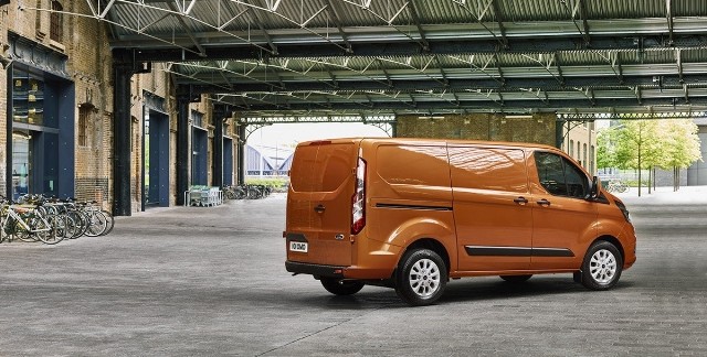 Ford Transit Custom Ford zaprezentował nowego Transita Custom, samochód dostawczy o ładowności jednej tony. Śmiało zaprojektowane auto otrzymało nowe wnętrze, także zwiększono jego wydajność. Zamówienia na pojazd będzie można składać pod koniec tego roku, a pierwsze egzemplarze trafią do odbiorców na początku 2018 roku. Fot. Ford