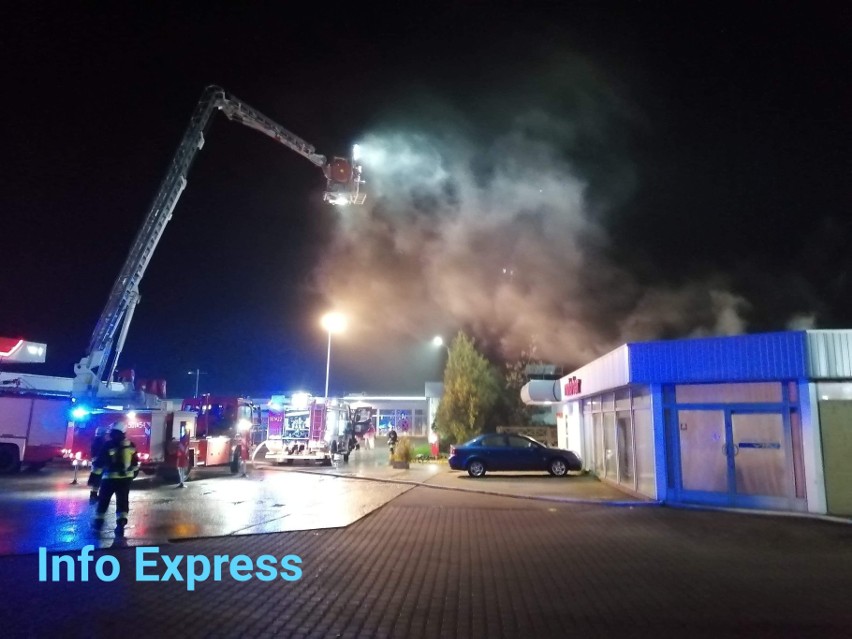 Pożar restauracji w Gwoździanach. Na miejsce skierowano 10 zastępów straży pożarnej ZDJĘCIA