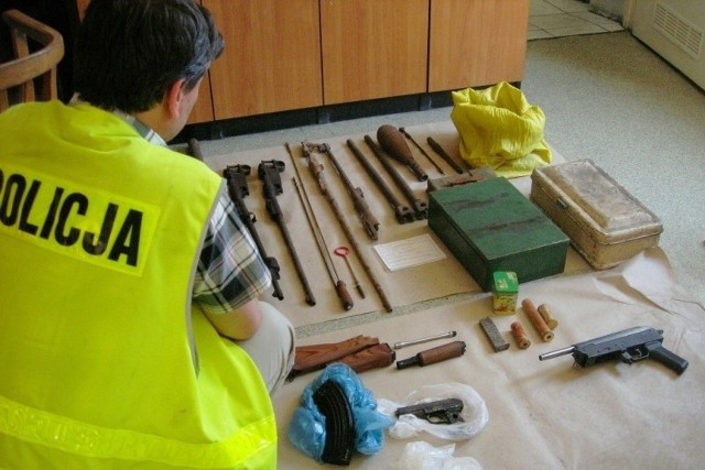 Taki arsenał znaleziono w domu 72-letniego handlarza spod Piotrkowa.
