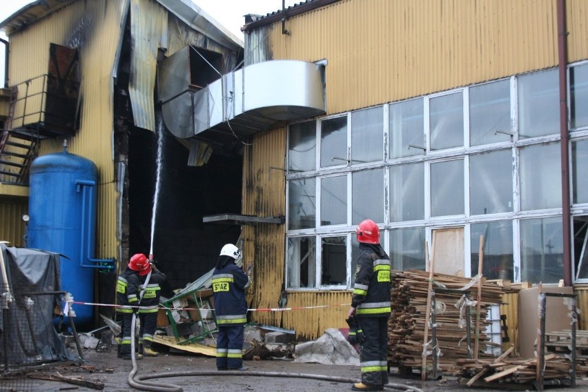 Pożar obok stolarni w Laskowicach! Dziewięć osób rannych! [zdjęcia]
