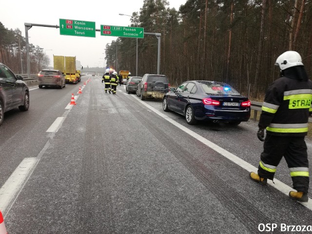 Wczoraj (27.02) o godz. 16.05 strażacy interweniowali na DK5 pomiędzy Bydgoszczą a Węzłem Bydgoszcz-Południe. Powodem alarmu była kolizja trzech aut osobowych. Ważne: Walczymy o życie dla Kubusia!Po dojeździe na miejsce zdarzenia zastano trzy uszkodzone samochody osobowe, policję oraz 2 ZRM - informują strażacy z OSP Brzoza. - Działania polegały na zabezpieczeniu miejsca zdarzenia, pojazdów oraz wycieków płynów eksploatacyjnych.Na miejscu zdarzenia pracowały zastępy: SLRt OSP Brzoza, GBA JRG 1 Bydgoszcz, 2 ZRM oraz 2 patrole policji.Czytaj także: "NOWOŚCI" PLUS. Zobacz co dla ciebie przygotowaliśmy!