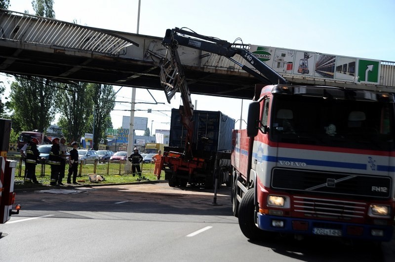 Ciężarówka zaklinowała się pod wiaduktem na Gdańskiej