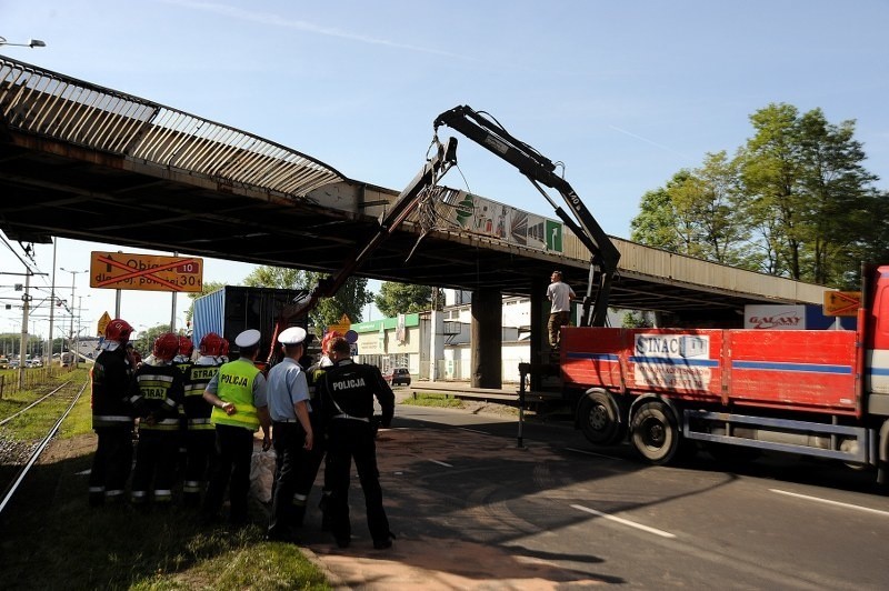 Ciężarówka zaklinowała się pod wiaduktem na Gdańskiej