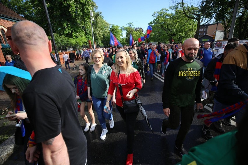 Zobacz kolejne zdjęcia. Przesuwaj zdjęcia w prawo - naciśnij...