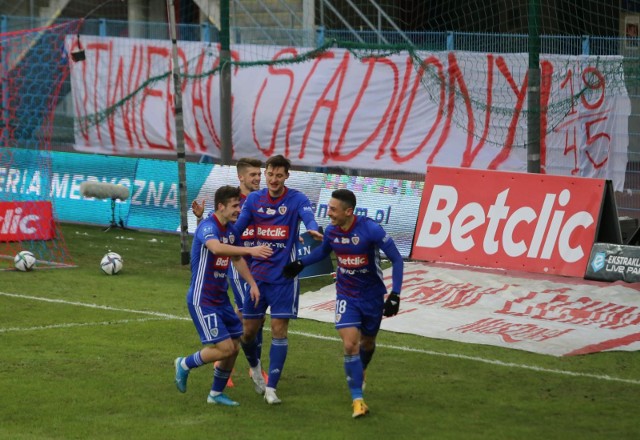 Transparent "Otwierać stadiony" wisiał m.in. na stadionie w Gliwicach podczas meczu Piasta ze Śląskiem WrocławZobacz kolejne zdjęcia. Przesuwaj zdjęcia w prawo - naciśnij strzałkę lub przycisk NASTĘPNE