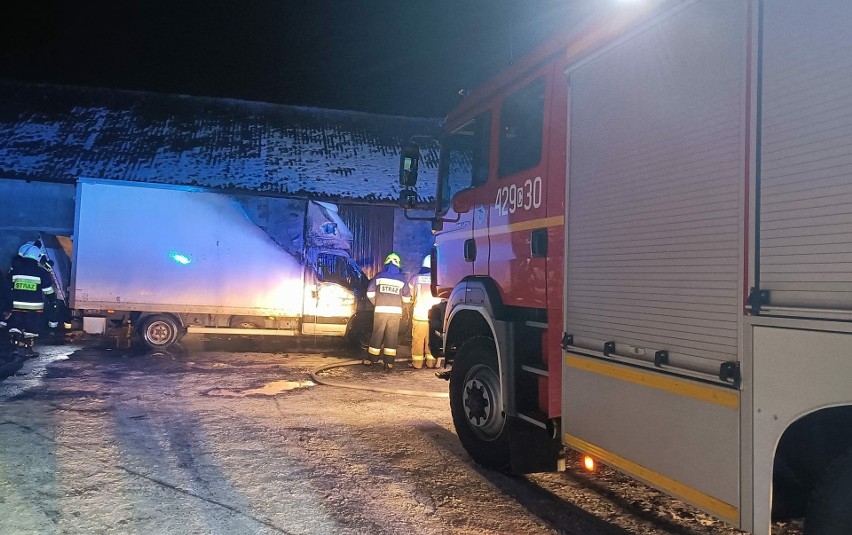 Strażacy gasili ponad godzinę pożar samochodu dostawczego w...