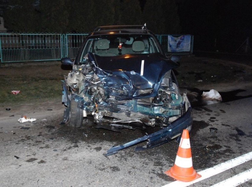 Wypadek w Wiązownicy. Czołowe zderzenie dwóch samochodów osobowych. Kierowcy trafili do szpitala [ZDJĘCIA]