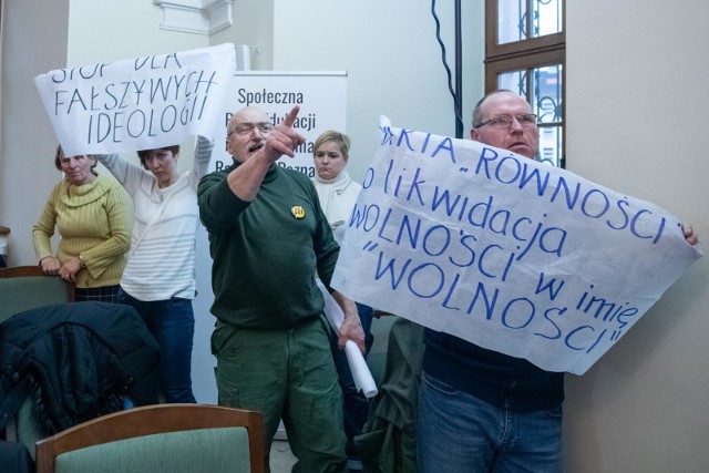 Kilkadziesiąt osób przyszło na sesję Rady Miasta Poznania, na której dyskutowano o karcie równości. Debata była burzliwa. Protestujący nie mogli pogodzić się z przyjęciem karty równości. Pod adresem radnych padły groźby