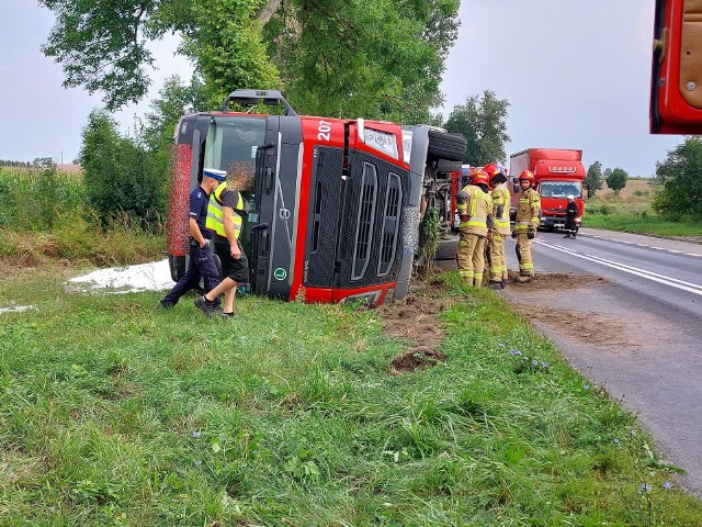 Wypadek ciężarówki w gminie Lubraniec.