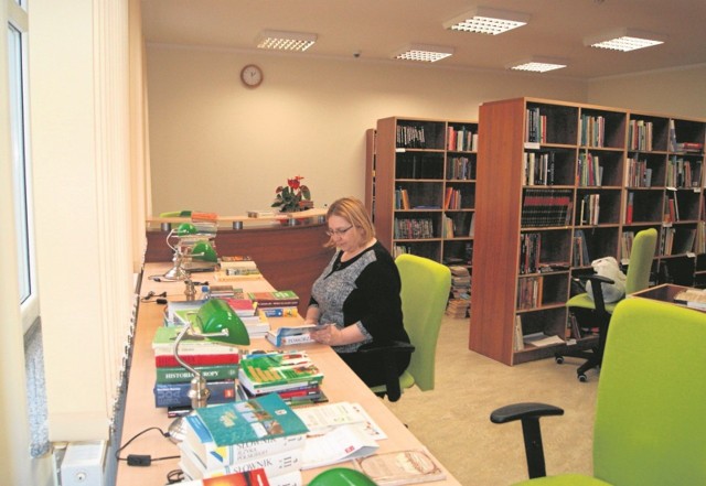 W nowym budynku biblioteki na wolińskiej starówce na razie jest tylko personel. Pracownicy dogrzewają się elektrycznymi farelkami