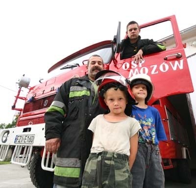 Kandydaci na ochotników Wojtek, Błażej Petrus oraz Paweł Kwiatkowski i szef OSP Zbigniew Kwiatkowski czekają już na nowy wóz. Na razie strażakom musi wystarczyć wysłużone auto.