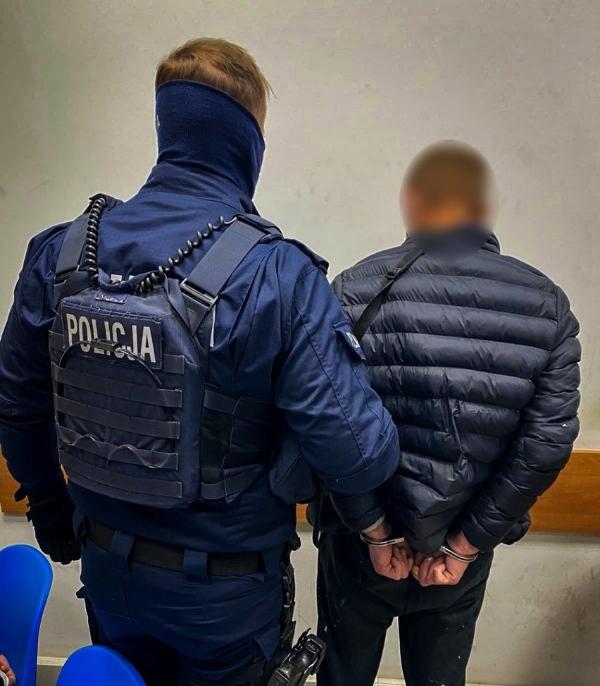 Białostoccy policjanci zatrzymali 19 i 23-latka. Mężczyźni wyrzucili torbę z narkotykami na widok mundurowych (zdjęcia, wideo)