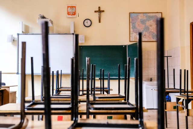 Połowa uczniów Szkoły Podstawowej 13 w Lesznie przeszła na zdalne nauczanie. Nauczyciel zaraził się koronawirusem.