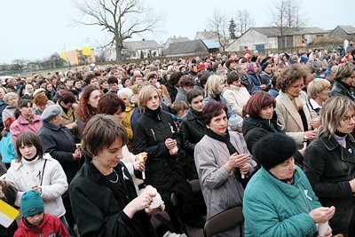 Uczniowie, nauczyciele, mieszkańcy Dylewa modlili się w przeddzień pogrzebu Papieża na placu przy Zespole Szkół, którego patronem jest Jan Paweł II