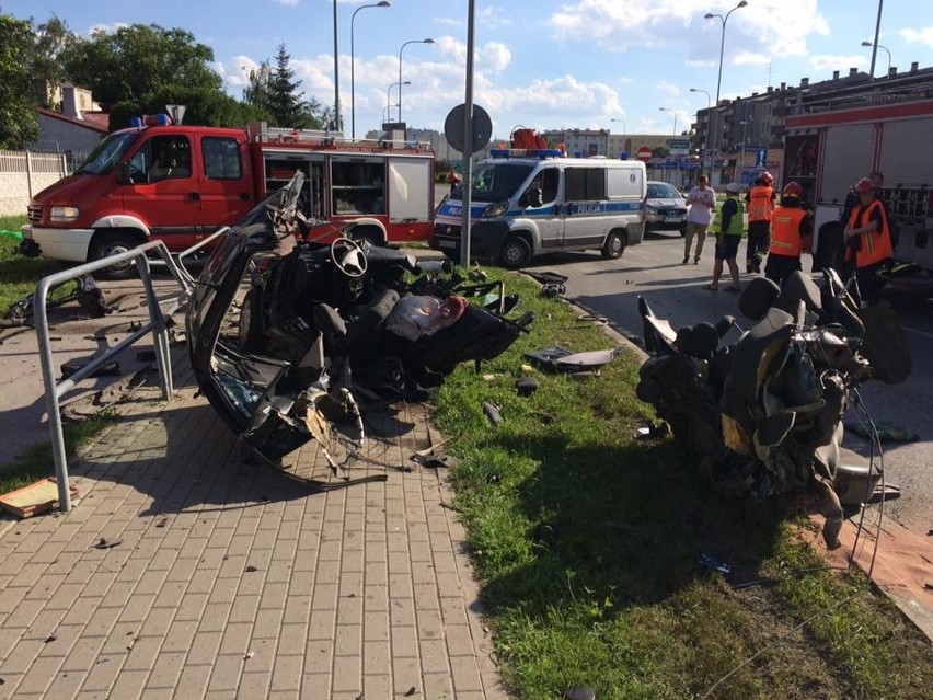 Tragiczny wypadek na Michałowie w Radomiu. Mercedes jechał 150 km/h! Opel jak po wybuchu bomby 