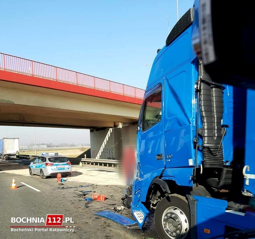 Wypadek na A4. Zderzyły się dwa samochody ciężarowe. Jedna osoba poszkodowana