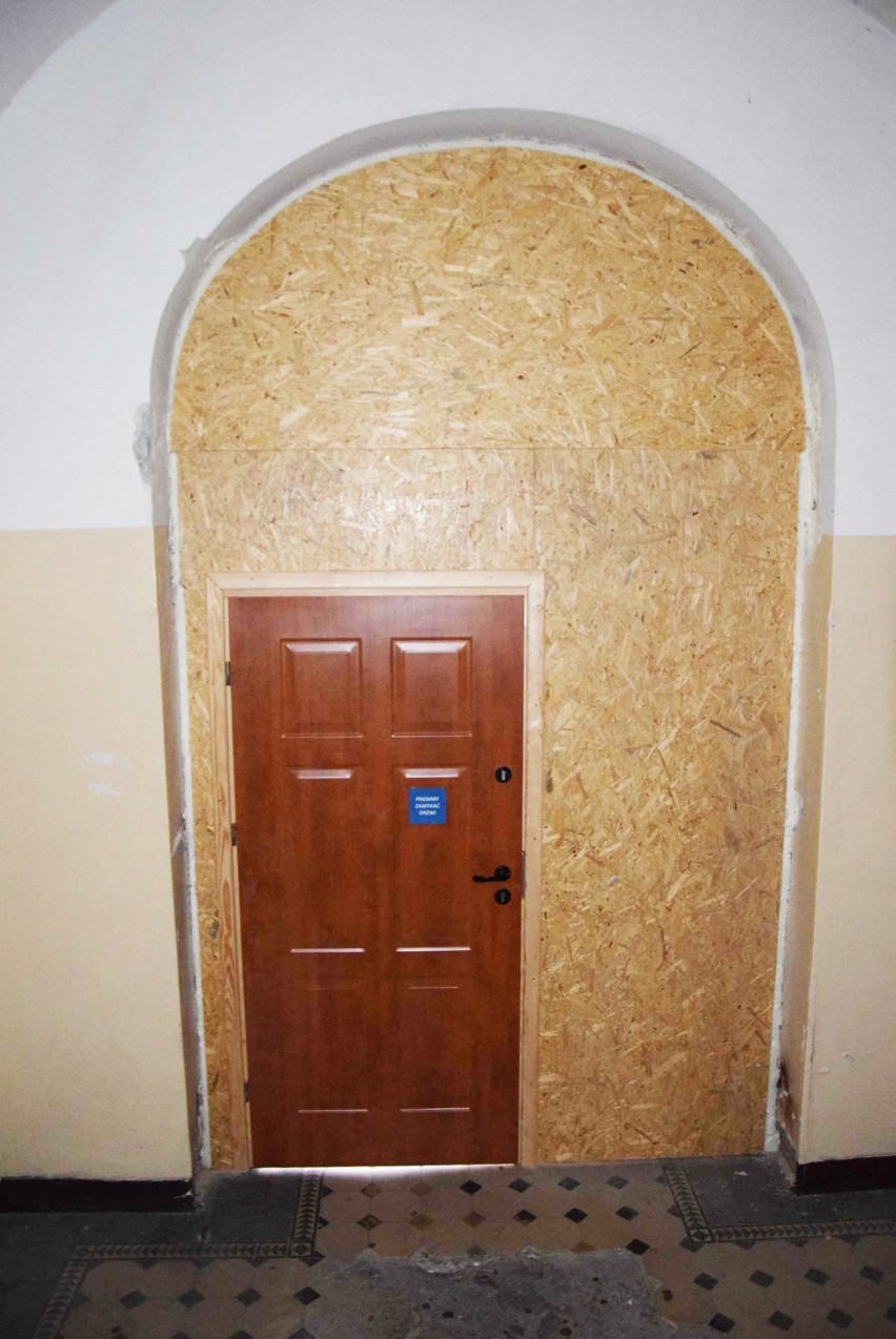 Nowe drzwi do starostwa w Malborku