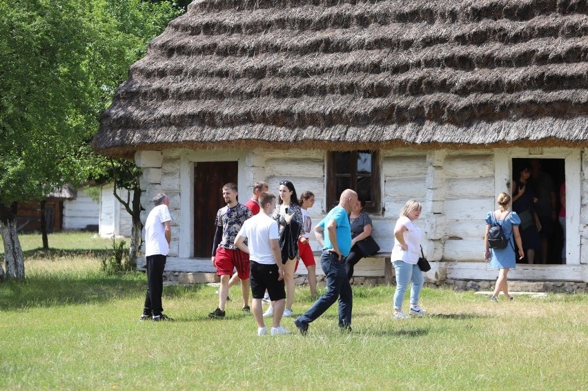 "Rodzinna niedziela w Skansenie. Palec pod budkę". Świetna zabawa w Parku Etnograficznym w Tokarni. Zobacz zdjęcia