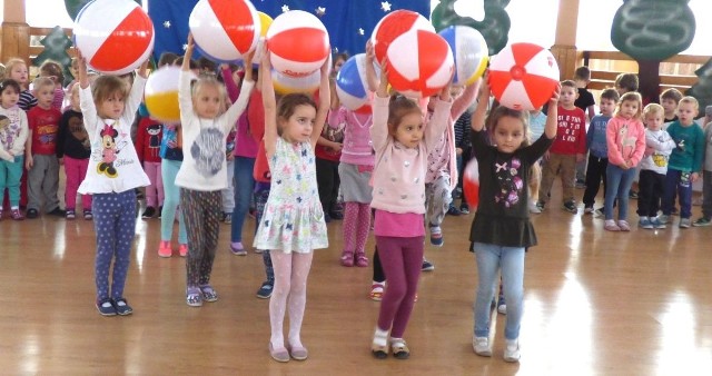 Podczas pierwszej, poniedziałkowej próby w "rotundzie" grupa Jagódki z Parkowych Skrzatów ćwiczyła z pasją taniec z piłkami.