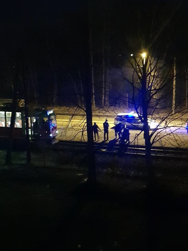 Mężczyzna leżał na torach w Zabrzu. Cudem nie przejechał po nim tramwaj ZDJĘCIA