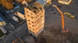 Historyczny moment. Tak znikała ostatnia wieża w dawnej Fabryce Nici Odra w Nowej Soli. Zobacz niesamowity film z drona 