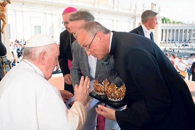 Papież Franciszek pobłogosławił nowe korony. W niedzielę zostanie nimi ukoronowana Pieta Skrzatuska