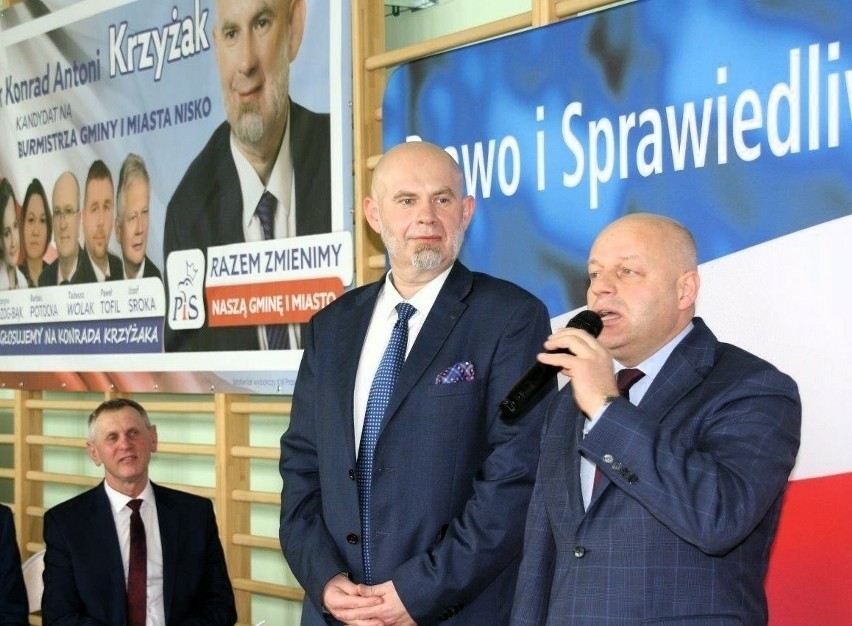 Konrad Krzyżak (drugi od prawej)