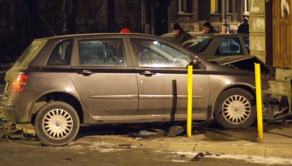 Wypadek przy ul. Strzelców Kaniowskich. Dwa auta wjechały w mur! [nowe fakty, zdjęcia]