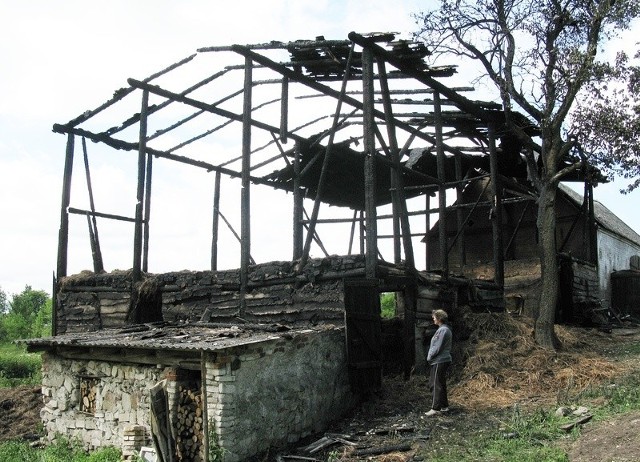 W Przęsinie po uderzeniu pioruna spłonęła stodoła