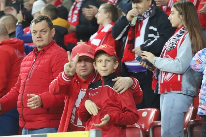 Widzew Pogoń kibice. Kibice Widzewa nie zawiedli i w liczbie blisko 17 tysięcy stawili się w Sercu Łodzi przy al. Piłsudskiego