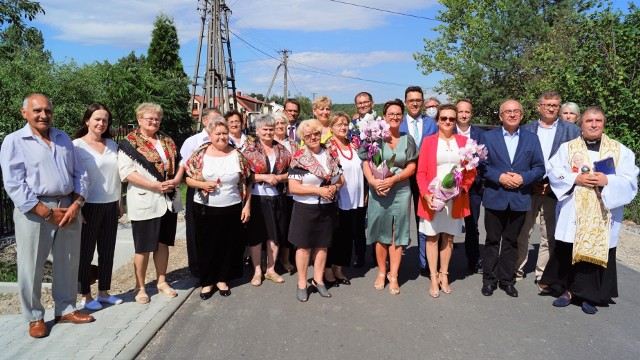 26 sierpnia starosta Piotr Babicki wspólnie z Wójt Gminy Brody Marzeną Bernat dokonał uroczystego otwarcia 4 odcinków dróg powiatowych w miejscowości Adamów. W uroczystości uczestniczyli liczni goście, wykonawcy inwestycji i mieszkańcy gminy Brody.Zrealizowano aż 4 zadania na drogach powiatowych w gminie Brody:  remont dwóch odcinków o łącznej długości 1,795 km na drodze powiatowej nr 0615 T przez wieś Adamów, a także przebudowę dwóch odcinków, o łącznej długości 1, 830 km na drodze powiatowej nr 0613 T Starachowice – Adamów- Styków – Jabłonna – Dąbrowa – Pawłów. Łączna wartość tych inwestycji to5 226 486,34 zł, z czego dofinansowanie pokryło 3 908 396 zł. Pozostałe środki  pochodziły z budżetu Powiatu (151 535,59 zł) i Gminy Brody (1 166 554,75 zł).Zobaczcie na kolejnych slajdach co zostało zrobione>>>